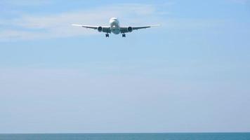 avión de fuselaje ancho acercándose video