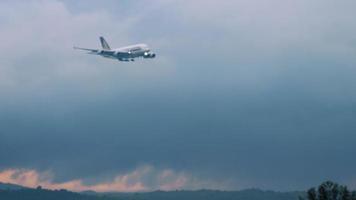 Großraumfrachter im Anflug video