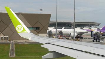 vliegtuigen op de luchthaven van Suvarnabhumi video