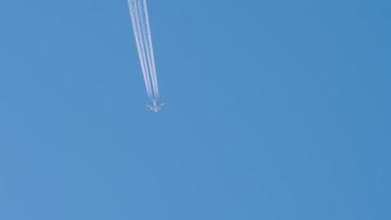 avión cuatrimotor a nivel de vuelo video