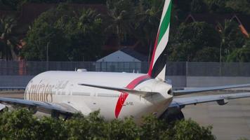 Boeing 777 Emirates taxiing video