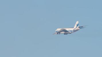 een-124 ruslan-vliegtuig in de lucht video