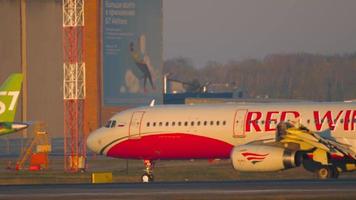 Airbus A321 Red Wings taxiing video