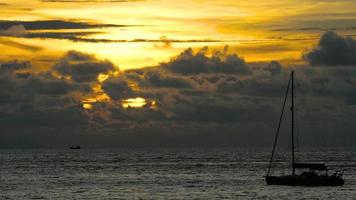 yacht dans la mer tropicale au coucher du soleil spectaculaire
