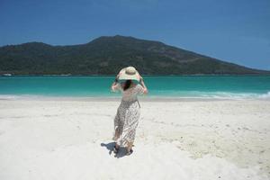 mujer en la playa en tailandia foto