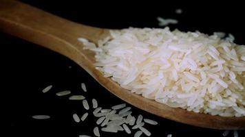 Arroz de jasmim, variedade de arroz popular na Tailândia. grão de arroz que passou pelo processo de polimento pronto para ser cozido ou cozido no vapor. vitamina b1 ajuda o corpo a obter energia de carboidratos. video