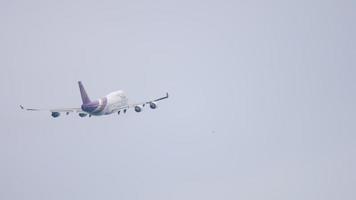 Boeing 747 Thai Airways hebt ab video