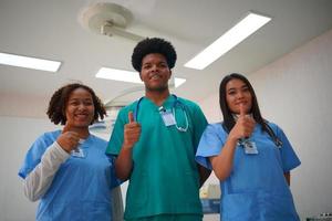 equipo de enfermera y médico listo para el día de trabajo foto