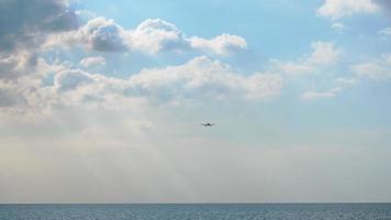 avión acercándose sobre el océano video
