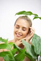 retrato, de, mujer joven, sonriente, encima, blanco, fondo gris foto