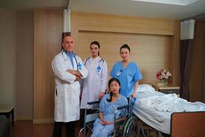 equipo de enfermera y médico listo para el día de trabajo foto