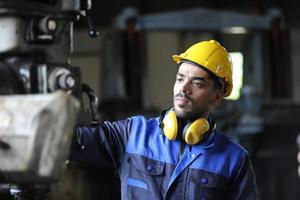 hombres profesionales, ingenieros, habilidades de los trabajadores, calidad, mantenimiento, trabajadores de la industria de capacitación, taller de almacén para operadores de fábrica, producción de equipos de ingeniería mecánica. foto