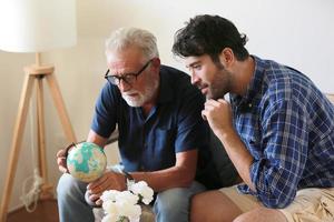 un retrato de un hijo hipster adulto y un padre mayor pasan tiempo juntos el fin de semana en casa. foto