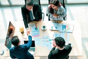 vista superior de un grupo de hombres de negocios y mujeres de negocios que tienen una reunión y hacen un compromiso comercial. foto