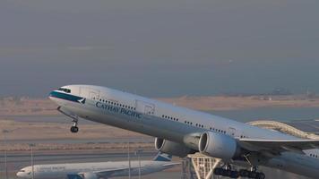 Boeing 777 Cathay Pacific take off video
