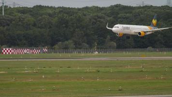 avião a jato de passageiros condor chega video