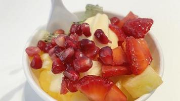 cerrar yogur helado con frutas mixtas en un tazón pequeño