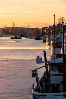 río aura congelado y ferry fori en turku, finlandia en invierno foto