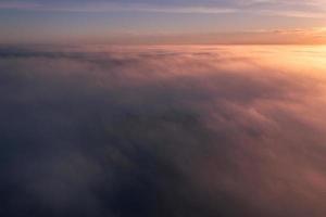 por encima de la niebla y las nubes en la mañana foto