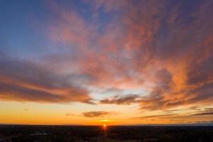 puesta de sol cielo y nubes foto