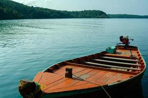 barco tradicional tailandés de madera en el mar, isla de koh kood, tailandia. foto