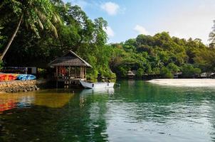 bote de cola larga y kayak en el canal de la isla de koh kood, tailandia. foto