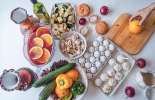 Ingrediente de alimentos crudos con verduras y frutas que se preparan para cocinar. foto