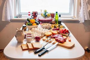 carne de res cruda, huevo con verduras saludables, frutas preparadas para cocinar en la mesa foto