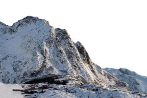 montaña de roca cubierta de nieve en invierno sobre fondo blanco foto