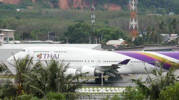 décollage du boeing 747 thai airways video