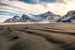 montaña nevada con surcos de arena por la mañana en skagsanden foto