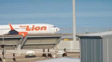 león tailandés boeing 737 rodando video