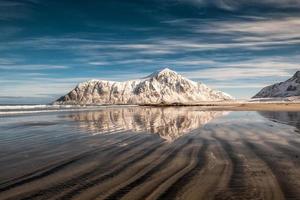 montaña nevada con surcos de arena en la playa de skagsanden foto