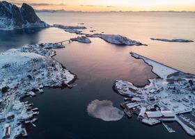 el amanecer en la isla de lofoten es un archipiélago con un pueblo de pescadores en la costa en invierno en noruega foto