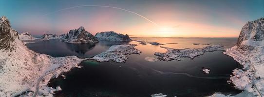 vista aérea panorámica del archipiélago escandinavo con cordillera en el océano ártico foto
