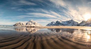 montaña nevada con surcos de arena en la playa de skagsanden foto