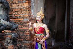 traje tailandés vestido de mujer hermosa, traje de estilo tailandés en Tailandia foto