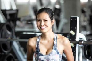 joven mujer asiática entrena y hace ejercicio en el gimnasio.