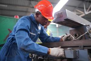 los ingenieros de mantenimiento están trabajando frente a la reparación automatizada de maquinaria cnc en una lista de verificación de mantenimiento en la línea de producción. foto