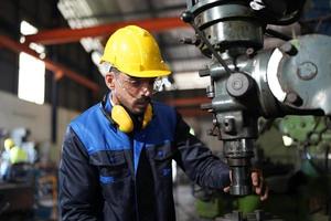 hombres profesionales, ingenieros, habilidades de los trabajadores, calidad, mantenimiento, trabajadores de la industria de capacitación, taller de almacén para operadores de fábrica, producción de equipos de ingeniería mecánica. foto