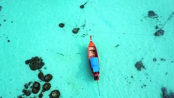 vista aérea desde barcos no tripulados en el paisaje marino azul en la isla de lipe, tailandia. foto