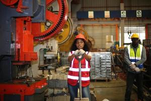 el capataz de los trabajadores de la industria o el trabajo de los trabajadores en el sitio de la fábrica revisan la máquina o los productos en el sitio. ingeniero o técnico revisando material o máquina en planta. industrial y fábrica. foto