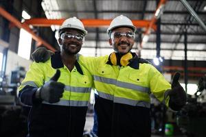 los ingenieros de mantenimiento están trabajando frente a la reparación automatizada de maquinaria cnc en una lista de verificación de mantenimiento en la línea de producción. foto