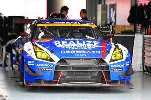 buriram, tailandia, 7 de octubre, carreras en equipo durante la carrera autobacs super gt round7 burirum united super gt race en el circuito internacional de chang, super gt race 2017, en buriram, tailandia. foto