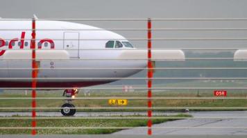 aereo in rullaggio dopo l'atterraggio video