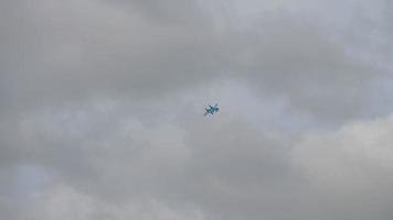 zagueiro sukhoi su-34 durante o voo de demonstração video