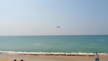 man op het strand op de luchthaven video