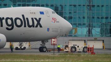 boeing 747 cargolux a remolque video