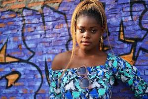 retrato de chicas jóvenes de piel negra con peinado afro posando al aire libre. foto