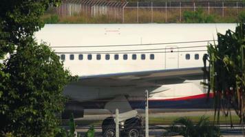 l'aereo di linea azur air viaggia sulla pista di rullaggio video